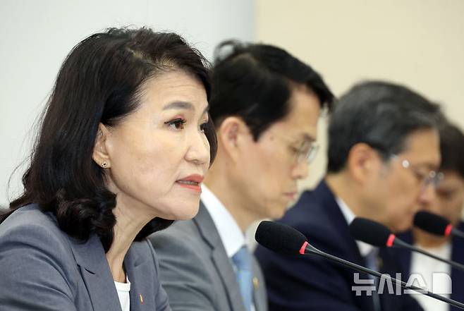 [서울=뉴시스] 고승민 기자 = 이진숙 방송통신위원장이 20일 서울 여의도 국회에서 열린 과학기술정보방송통신위원회 전체회의에서 조인철 더불어민주당 의원의 사퇴 의사 질의에 답하고 있다. 2025.08.20. kkssmm99@newsis.com