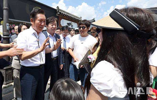 [경주=뉴시스] 이무열 기자 = 정청래 더불어민주당 대표가 20일 경북 경주시 황리단길을 찾아 시민들과 대화하고 있다. 2025.08.20. lmy@newsis.com
