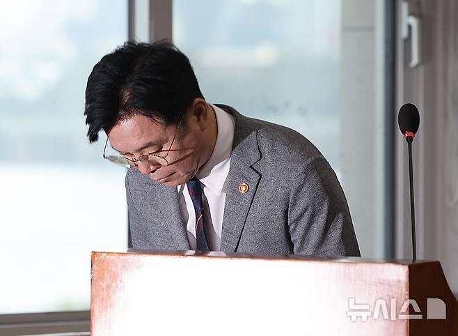 [서울=뉴시스] 김명년 기자 = 김영훈 고용노동부 장관이 20일 오전 서울 여의도 국회 환경노동위원회 전체회의에서 경북 청도 열차사망사고에 대해 고개 숙여 사과하고 있다. 2025.08.20. kmn@newsis.com