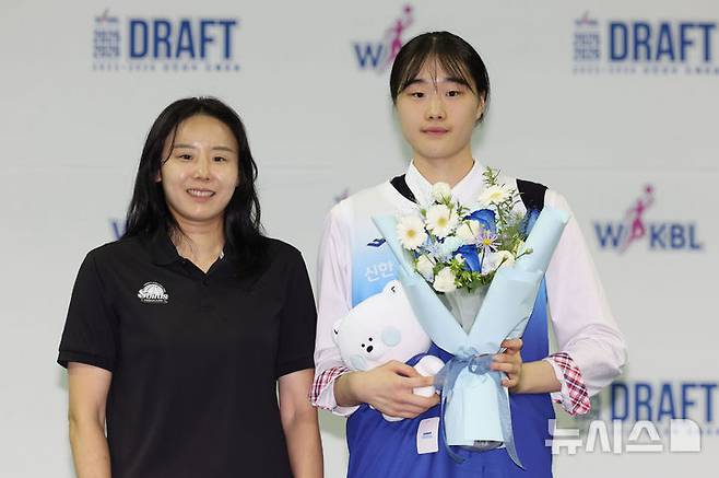 [부천=뉴시스] 권창회 기자 = 20일 오후 경기 부천시 부천체육관에서 열린 여자프로농구(WKBL) 2025~2026 신인선수 드래프트에서 1라운드 1순위로 신한은행 에스버드에 지명된 수피아여고 이가현이 최윤아 감독과 기념촬영을 하고 있다. 2025.08.20. kch0523@newsis.com