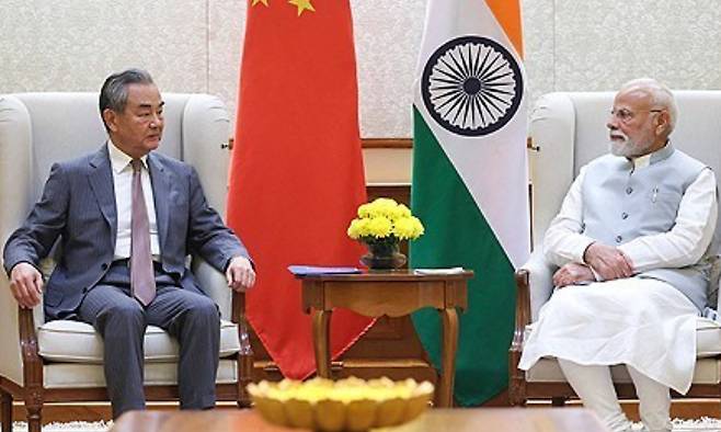 왕이 중국공산당 중앙외사판공실 주임 겸 외교부장(왼쪽)과 모디 인도 총리. 연합뉴스