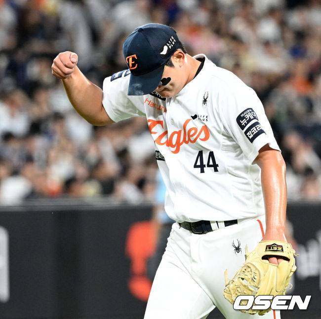 [OSEN=대전, 이대선 기자] 19일 오후 대전 한화생명볼파크에서 2025 신한 SOL Bank KBO리그 한화 이글스와 두산 베어스의 경기가 열렸다.한화는 와이스, 두산은 콜어빈을 선발로 내세웠다.9회초 수비를 마친 한화 김서현이 자책하며 더그아웃으로 가고 있다. 2025.08.19 /sunday@osen.co.kr