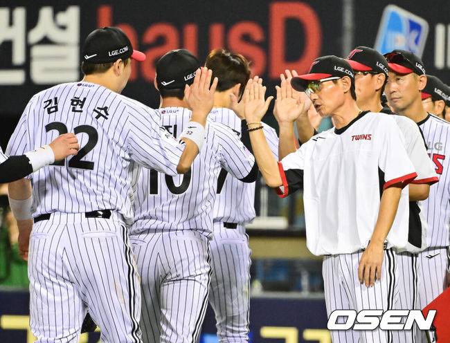 [OSEN=잠실, 박준형 기자] 프로야구 LG 트윈스가&nbsp;롯데 자이언츠를&nbsp;9연패에 몰아넣었다. 롯데는 20년 만에 9연패를 당했다.&nbsp;LG는&nbsp;19일 서울 잠실구장에서 열린 2025 KBO리그 롯데와 경기에서 5-0으로 승리했다. LG는 이날 승리하고, 2위 한화 이글스가 패배하면서 승차를 3경기 차로 벌렸다.&nbsp;경기종료 후 LG 염경엽 감독이 김현수와 하이파이브를 하고 있다. 2025.08.19 / soul1014@osen.co.kr