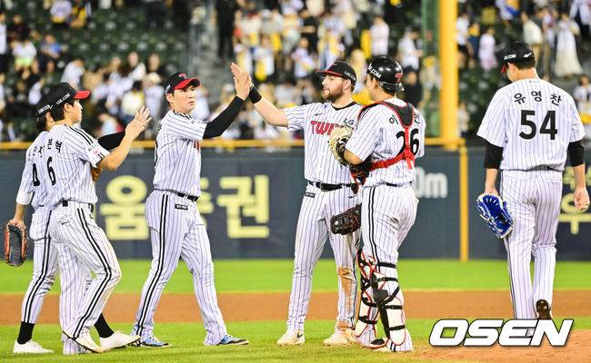 [OSEN=잠실, 박준형 기자] 프로야구 LG 트윈스가&nbsp;롯데 자이언츠를&nbsp;9연패에 몰아넣었다. 롯데는 20년 만에 9연패를 당했다.&nbsp;LG는&nbsp;19일 서울 잠실구장에서 열린 2025 KBO리그 롯데와 경기에서 5-0으로 승리했다. LG는 이날 승리하고, 2위 한화 이글스가 패배하면서 승차를 3경기 차로 벌렸다.&nbsp;경기종료 후 LG 선수들이 승리의 기쁨을 나누고 있다.  2025.08.19 / soul1014@osen.co.kr