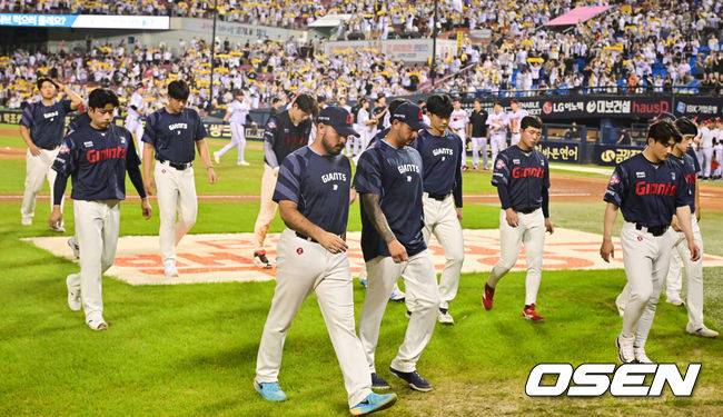 [OSEN=잠실, 박준형 기자] 프로야구 LG 트윈스가&nbsp;롯데 자이언츠를&nbsp;9연패에 몰아넣었다. 롯데는 20년 만에 9연패를 당했다.&nbsp;LG는&nbsp;19일 서울 잠실구장에서 열린 2025 KBO리그 롯데와 경기에서 5-0으로 승리했다. LG는 이날 승리하고, 2위 한화 이글스가 패배하면서 승차를 3경기 차로 벌렸다.&nbsp;경기종료 후 롯데 선수들이 패배에 아쉬워하고 있다.  2025.08.19 / soul1014@osen.co.kr