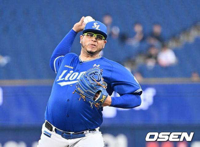 [OSEN=창원, 이석우 기자] 19일 창원NC파크에서 2025 신한 SOL 뱅크 KBO 리그 NC 다이노스와 삼성 라이온즈의 경기가 열렸다. 홈팀 NC는 라일리가, 방문팀 삼성은 후라도가 선발 출전했다. 삼성 라이온즈 선발투수 후라도가 역투하고 있다. 2025.08.19 / foto0307@osen.co.kr