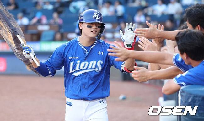 [OSEN=창원, 이석우 기자] 19일 창원NC파크에서 2025 신한 SOL 뱅크 KBO 리그 NC 다이노스와 삼성 라이온즈의 경기가 열렸다. 홈팀 NC는 라일리가, 방문팀 삼성은 후라도가 선발 출전했다. 삼성 라이온즈 박승규가 1회초 좌월 솔로 홈런을 치고 하이파이브를 하고 있다. 2025.08.19 / foto0307@osen.co.kr