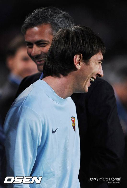 BARCELONA, SPAIN - NOVEMBER 24:  Lionel Messi (R) of FC Barcelona smiles backdropped by Inter Milan coach Jose Mourinho as prepares to watch from the sidelines due to an injury prior to the start of the UEFA Champions League group F match between FC Barcelona and Inter Milan at the Camp Nou Stadium on November 24, 2009 in Barcelona, Spain.  (Photo by Jasper Juinen/Getty Images)