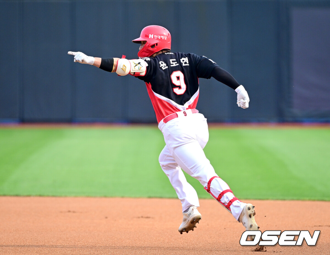 윤도현이 홈런을 치고 그라운드를 돌고 있다./OSEN DB
