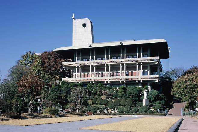 서울 절두산 순교성지 기념관은 지붕과 처마, 기둥과 보로 한국 건축의 유려한 선과 날렵한 구조미를 드러낸다.  박영채 제공