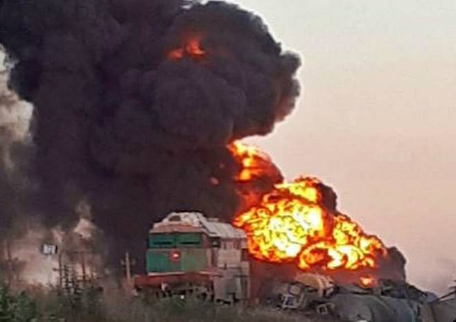 도널드 트럼프 미국 대통령과 볼로디미르 젤렌스키 우크라이나 대통령, 유럽 지도자들 간 워싱턴 회담 직후인 19일(현지시간) 러시아군이 점령 중인 우크라이나 남동부 자포리자주 몰로찬스크에서 우크라이나군 제65독립기계화여단이 자폭 드론으로 러시아군 물류 열차를 폭파했다고 우크라이나 언론이 전했다. 2025.8.19 텔레그램