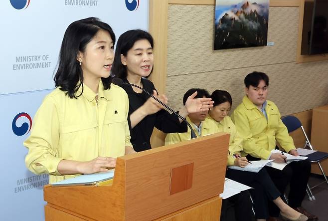 환경부 최민지 온실가스종합정보센터장이 20일 정부세종청사 환경부 기자실에서 2024년도 국가 온실가스 잠정배출량을 산정한 결과, 6억9천158만톤에 이른다고 설명하고 있다. 2025.8.20     scoop@yna.co.kr (끝)   <저작권자(c) 연합뉴스, 무단 전재-재배포, AI 학습 및 활용 금지>