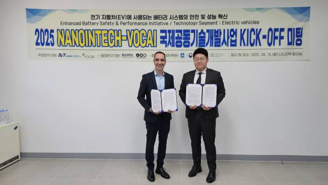 나노인텍과 이스라엘 ‘VOCAI’가 19일 강원 원주 나노인텍 본사에서 세계 최고 수준의 배터리 지능화 및 안전 성능을 구현하는 차세대 스마트 배터리팩 공동 개발을 위한 전력적 협력 계약을 체결했다.사진제공=나노인텍