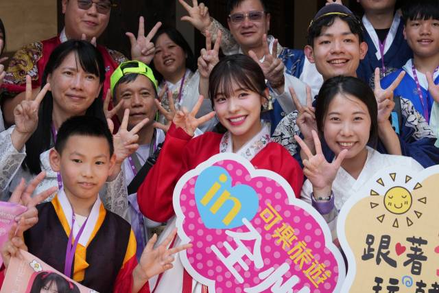 전주한옥마을에서 이다혜 치어리더와 사진을 찍는 대만 관광객. 사진 제공=한국관광공사