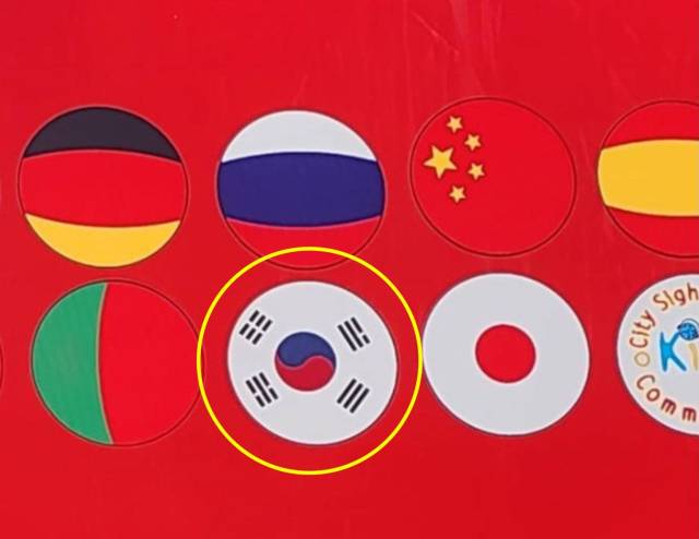 두바이 시내 투어 버스의 잘못 그려진 태극기. 서경덕 성신여대 교수 제공