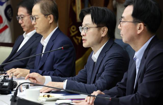 김정관 산업통상자원부 장관이 20일 서울 중구 대한상공회의소에서 열린 석유화학업계 사업재편 자율협약식에서 발언하고 있다. 연합뉴스