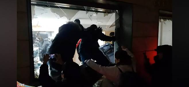 1월19일 새벽 윤석열의 구속영장 발부 소식이 전해지자 폭도로 돌변한 시위대가 서울서부지법을 공격했다. ⓒ유튜브 락TV 화면 갈무리