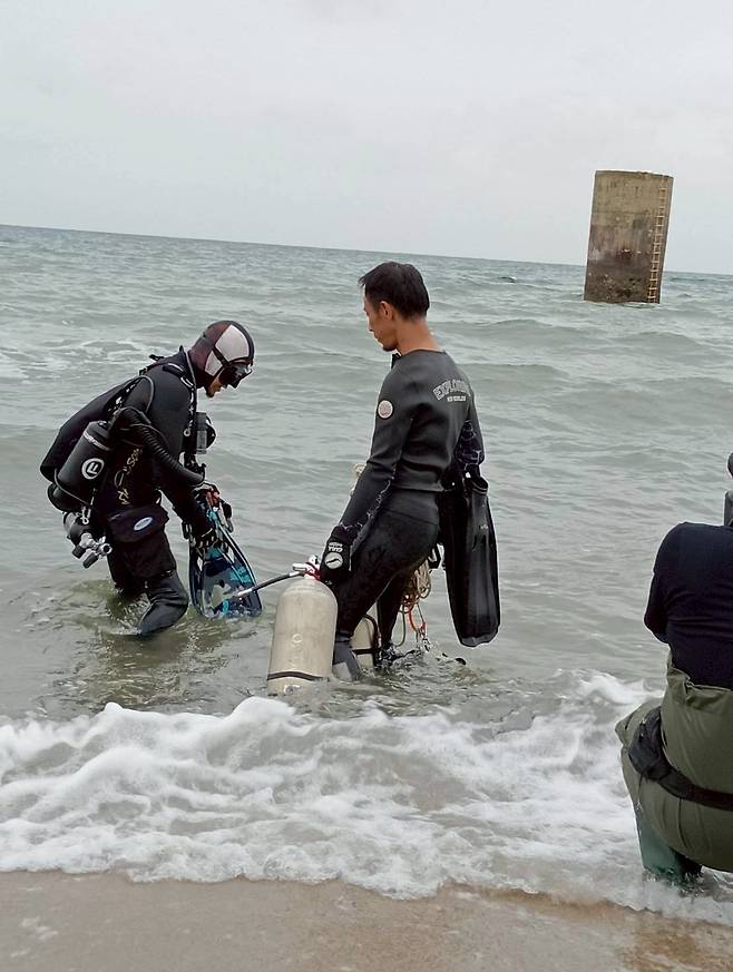 잠수부들이 조세이 탄광 희생자 유골을 찾기 위해 ‘피야’라 불리는 배기탑으로 향하고 있다. ⓒ일본 시민단체 ‘조세이 탄광 수몰사고를 역사에 새기는 모임’ 제공
