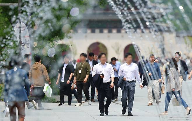 서울 광화문광장에서 직장인들이 산책을 즐기는 모습 ⓒ연합뉴스