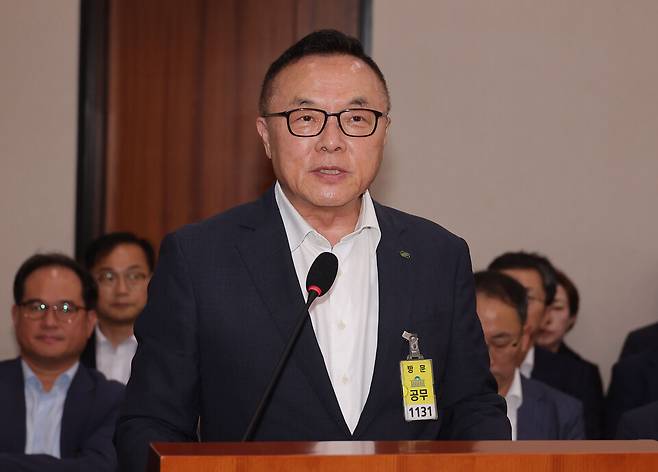 황주호 한국수력원자력 사장이 8월19일 국회에서 열린 산업통상자원중소벤처기업위원회 전체회의에서 올해 초 미국 웨스팅하우스와 맺은 지식재산권 분쟁 종료 합의문과 관련한 의원 질의에 답변하고 있다. ⓒ연합뉴스