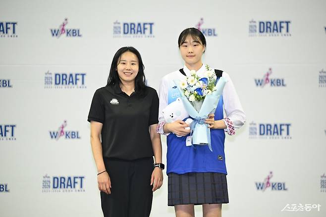 20일 부천체육관에서 열린 ‘2025-2026 WKBL 신인선수 드래프트’에서 전체 1순위로 신한은행에 지명된 이가현(오른쪽)이 최윤아 감독과 기념촬영을 하고 있다. 사진제공｜WKBL
