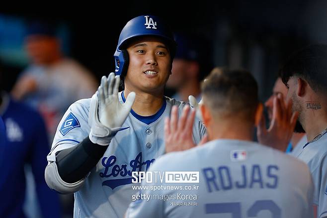 ▲ 시즌 44호 홈런을 쏘아올린 뒤 미겔 로하스로부터 축하받는 오타니.