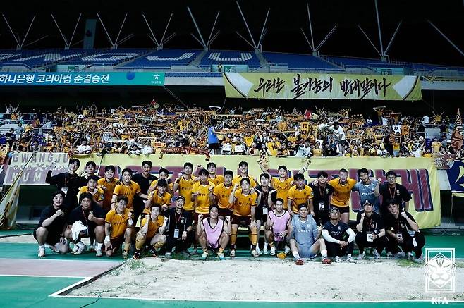 ▲ At the Gwangju World Cup Stadium on the 20th, Gwangju FC and Bucheon FC's 2025 Hana Bank Korea Cup semi -finals were held. The only gust of Bucheon, which was the only member of the K -League 2, was significant, but Gwangju, which showed competitive edge in the K -League 1, was definitely superior. Gwangju won the first game with 2-0 and defeated the baseline for the finals. Ⓒ Korean Football Association
