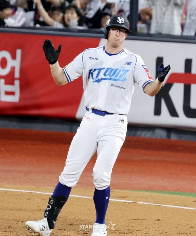 19일 SSG전서 안타를 때려낸 스티븐슨의 모습. /사진=강영조 선임기자