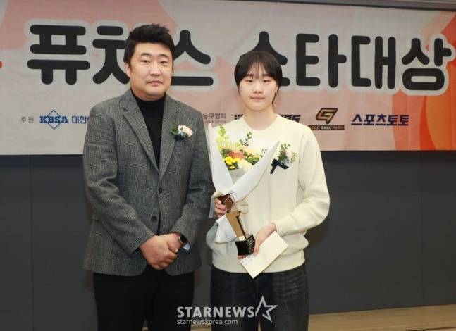 이가현(오른쪽)이 지난해 11월 열린 2024 퓨처스 스타대상 시상식(주최 스타뉴스)에서 농구 부문 스타상을 수상한 뒤 신석 한국중고등학교농구연맹 이사와 포즈를 취하고 있다. /사진=이동훈 기자