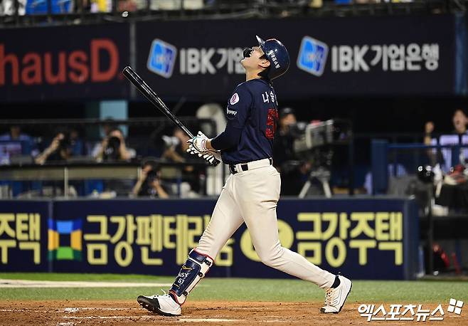 롯데 자이언츠 내야수 나승엽이 20일 서울 잠실야구장에서 열린 2025 신한 SOL Bank KBO리그 LG 트윈스와의 팀 간 12차전에서 8회초 헛스윙 삼진을 당한 뒤 아쉬워 하는 모습. 사진 박지영 기자