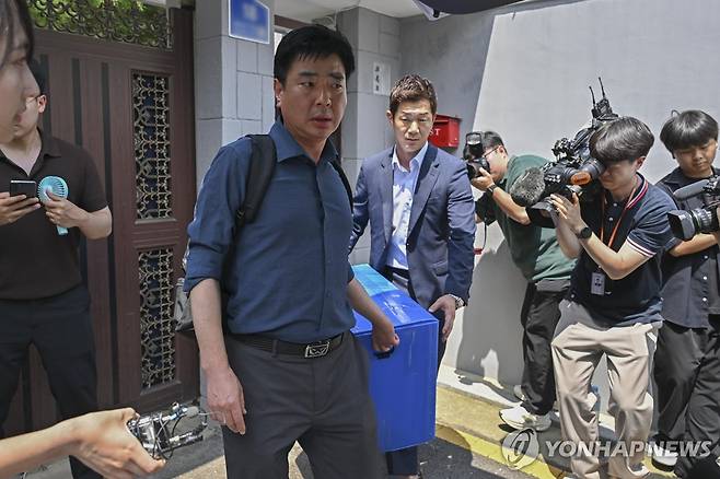 한덕수 전 국무총리 자택 압수수색 마친 내란특검 (서울=연합뉴스) 서대연 기자 = '12·3 비상계엄' 관련 내란·외환 사건을 수사하는 조은석 특별검사팀이 24일 서울 종로구에 있는 한덕수 전 국무총리 자택 압수수색을 마친 뒤 압수품을 들고 이동하고 있다. 2025.7.24 [공동취재] dwise@yna.co.kr
