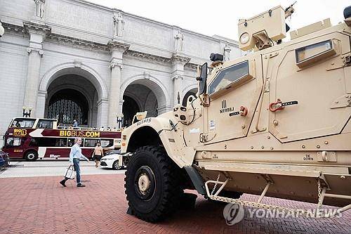 워싱턴DC 도심에 등장한 군용 차량 [AFP=연합뉴스]