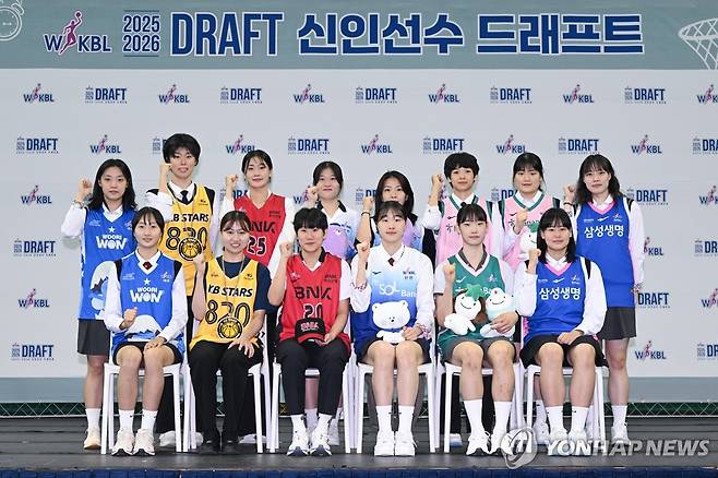 2025~2026 WKBL 신인선수 드래프트 (서울=연합뉴스) 20일 경기도 부천체육관에서 열린 2025~2026 WKBL 신인선수 드래프트에서 지명된 선수들이 기념촬영하고 있다.  
    앞줄 왼쪽부터 1라운드에 지명된 최예원(우리은행), 고리미(KB스타즈), 이원정(BNK), 이가현(신한은행), 황윤서(하나은행), 양혜은(삼성생명). 뒷줄 왼쪽부터 2라운드 지명된 박소영(우리은행), 김민경(KB스타즈), 박지수(BNK), 황현정(신한은행), 정채련(신한은행), 이은서(하나은행), 김연진(하나은행), 한지민(삼성생명). 2025.8.20 [WKBL 제공. 재판매 및 DB금지] photo@yna.co.kr