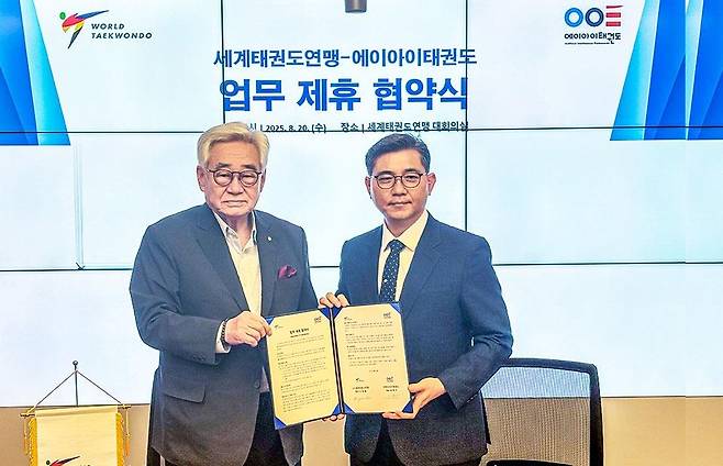 조정원 WT 총재(왼쪽)와 최중구 ㈜에이아이태권도 대표 [WT 제공. 재배포 및 DB 금지]