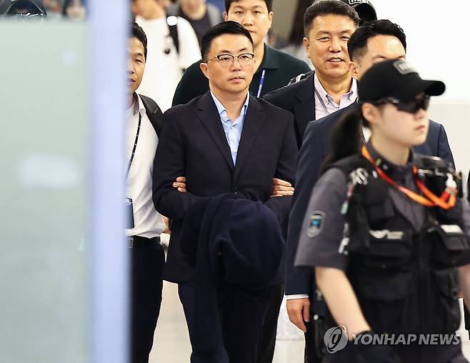 입국 직후 김건희특검에 체포된 '집사' 김예성씨 (영종도=연합뉴스) 류영석 기자 = 김건희 여사 일가의 '집사'로 지목된 김예성씨가 12일 인천국제공항 제1여객터미널을 통해 입국한 뒤 민중기 특별검사팀에 체포돼 이동하고 있다. 2025.8.12 [공동취재] ondol@yna.co.kr