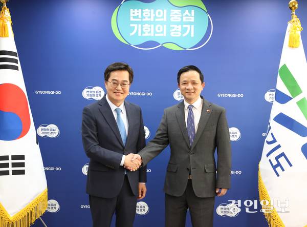 김동연 경기도지사가  21일 오후 경기도중앙협력본부에서 다이빙(戴兵) 주한중국대사와 만나 한중 양국 간 협력 강화 방안을 논의했다. /경기도 제공