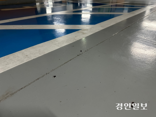 21일 오전 용인시 수지구의 한 오피스텔 지하주차장에 30대 여성이 피습당한 흔적이 남아있다. 2025.8.21 /목은수기자wood@kyeongin.com