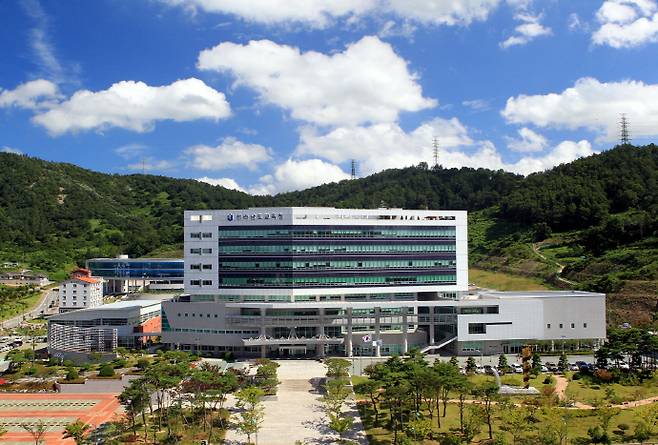 여수지역 한 고등학교 교실에서 교사가 학생들의 뺨을 때리는 동영상이 온라인 커뮤니티에 올라 지역 교육계에 큰 충격을 안겨주고 있다. /전남교육청 제공