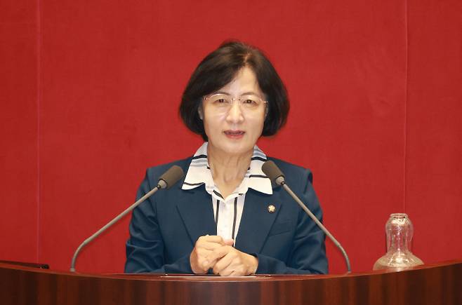 추미애 신임 법제사법위원장이 21일 서울 여의도 국회에서 열린 제428회국회(임시회) 제1차 본회의에서 당선인사를 하고 있다. /뉴시스