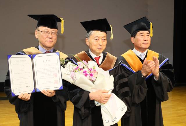 21일 하토야마 유키오 전(前) 일본 총리가 우석대학교 문화관 아트홀에서 명예경영박사 학위를 수여받고 기념촬영을 하고 있다.(좌측부터 이호정 우석대 대학원장, 하토야마 유키오 전 총리, 박노준 우석대 총장)/사진=우석대 제공
