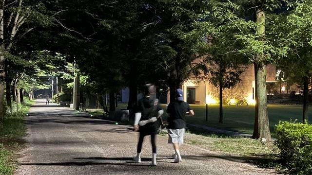 요안루갈다 광장 옆 산책로를 걷는 시민. 전현아 기자.