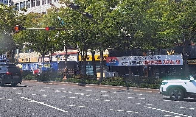 울산 공업탑로터리 교통섬에 내걸린 각종 정당 현수막들.
