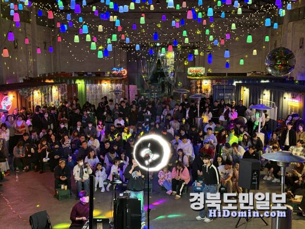 지난해 구미산단 페스티벌의 화려한 조명아래서 관람객이 공연을 즐기고 있다.