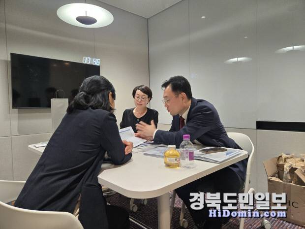 금융기관 상담회에 참여한 포스코 직원이 퇴직연금제도와 관련해 상담사의 설명을 듣고 있다. 사진=포스코 제공