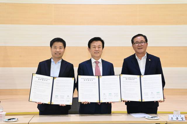 21일 진주시-윌로펌프(주)-진주상공회의소 3자 간 업무협약이 체결됐다. 왼쪽부터 전일승 윌로펌프(주) 대표-조규일 진주시장-허성두 진주상공회의소 회장. 김현우 기자