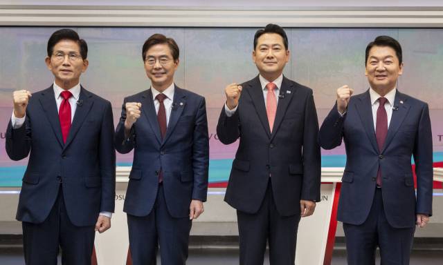 국민의힘 당 대표 선거에 출마한 후보들이 19일 서울 중구 TV조선 스튜디오에서 열린 6차 전당대회 3차 텔레비전 토론회에 앞서 파이팅을 외치고 있다. 김문수, 조경태, 장동혁, 안철수 후보. 연합뉴스