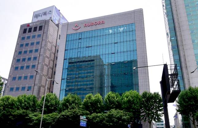 서울 강남구 테헤란로에 위치한 오로라월드빌딩 사옥. 서울 지하철 2호선 삼성역 1번 출구에서 도보로 3분 거리에 위치한 지하 4층~지상 10층짜리 초역세권 오피스빌딩이다. /네이버 지도