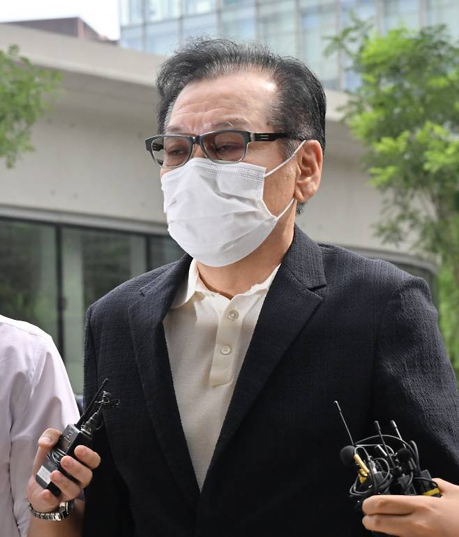 건진법사 전성배 씨가 지난 18일 민중기 특별검사팀 사무실이 마련된 서울 종로구 KT 광화문빌딩 웨스트로 들어가고 있다. (사진=공동취재단)