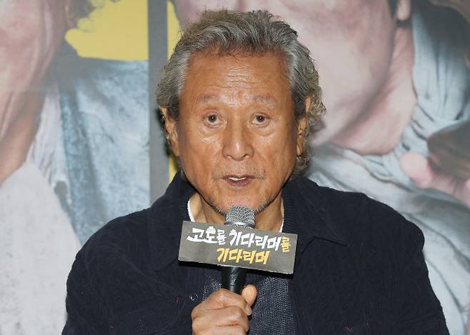 배우 박근형이 19일 서울 종로구 예스24스테이지에서 열린 연극 ‘고도를 기다리며를 기다리며’ 기자 간담회에서 인사말을 하고 있다.(사진=연합뉴스).
