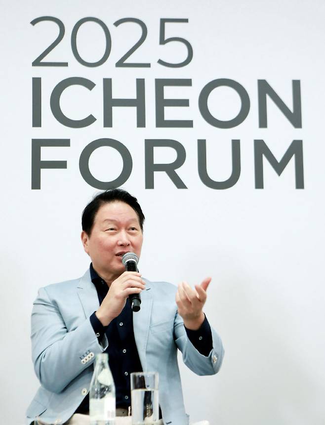 최태원 SK그룹 회장이 지난 20일 서울 중구 SK서린사옥에서 열린 ‘이천포럼 2025’ 폐막 세션에서 구성원들과 질의응답 시간을 갖고 있다.(사진=SK그룹)